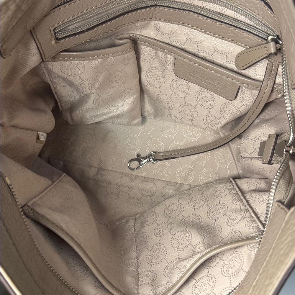 Michael Kors Bedford large belted taupe leather shoulder bag - Picture 8 of 14